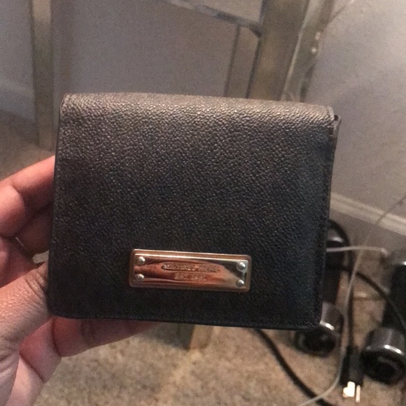 Michael Kors signature bifold wallet - Picture 15 of 17